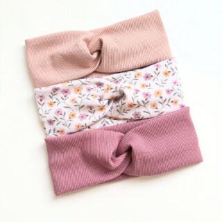 ✨ Podzim nemusí být jen o hnědé a oranžové! ✨
Do naší nové kolekce čelenek se vloudila i jemná růžová romantika 💕 a jeden vzor dokonce rozkvetl kytičkami 🌺. Protože i chladnější dny si zaslouží kousek něhy a hravosti.

Která by ti padla na hlavu nejvíc – růžová klasika nebo květinová víla? 🌸👑

#čelenky #podzimnivzory #růžováláska #flowers #autumn #autumnstyle #autumnvibe