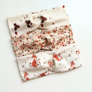 Do naší nabídky přibyla další část nových vzorů – tentokrát žebrované čelenky s roztomilými liškami 🦊 a motivy podzimních kytek 🌼.
Čelenky nejen krásně doplní outfit, ale i zahřejí v chladnějších dnech. Ideální pro každodenní nošení i podzimní procházky mezi barevným listím.

✨ Objevte novou kolekci a nalaďte se na podzimní atmosféru.

#podzimnikolekce #celenka #celenky #rucnivyroba #handmade #podzim2025 #liska #lisicky #podzimnikvety #modnidoplnky #ceskahandmade #originalnidoplnky