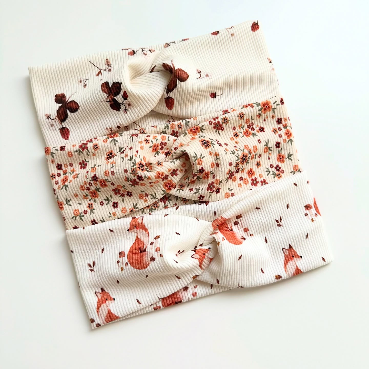 Do naší nabídky přibyla další část nových vzorů – tentokrát žebrované čelenky s roztomilými liškami 🦊 a motivy podzimních kytek 🌼.
Čelenky nejen krásně doplní outfit, ale i zahřejí v chladnějších dnech. Ideální pro každodenní nošení i podzimní procházky mezi barevným listím.

✨ Objevte novou kolekci a nalaďte se na podzimní atmosféru.

#podzimnikolekce #celenka #celenky #rucnivyroba #handmade #podzim2025 #liska #lisicky #podzimnikvety #modnidoplnky #ceskahandmade #originalnidoplnky