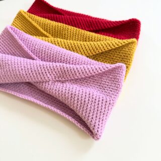 Představ si teplou náruč merino vlny… 🧶✨
Tahle čelenka nevznikla v továrně, ale pěkně pomalu, steh po stehu, jen s háčkem v ruce a velkou dávkou trpělivosti a lásky. ❤️

Každé očko je originál, žádná rychloprodukce — jen poctivá ruční práce, která hřeje nejen uši, ale i duši. ❄️🤍

A víte, že uháčkovat jednu čelenku mi zabere víc než 3 hodiny?
Protože věci dělané srdcem prostě trvají… a stojí za to. ✨🤲 

#handmade #rucniprace #merinowool #crochet #crochetheadband #hackovani #celenkovice #crochetaddict #crochetersofinstagram #handmadewithlove #slowfashion  #merino