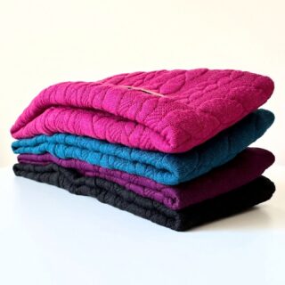 🌸 Čelenky z hebké pleteninky 🌸
Jsou jako malé objetí pro vaše uši. Hřejí, nikde netlačí a jemně drží vlasy, aby vám vítr nezkazil náladu ani účes.

🤍 Materiál pleteninka
je měkký, příjemný na dotek a krásně hřeje – přesně tak, jak si chladné dny zaslouží.
Tak akorát teplý, tak akorát pohodlný… prostě čelenka, kterou si oblíbíte hned napoprvé.

🍂 Na procházku, do města nebo jen pro radost.
Vždy s vámi, vždy něžně.

💫 Pro každou, která chce cítit teplo a vypadat krásně.

#rucniprace #ceskahandmade #zimnidoplnky #celenka #modnidoplnky #celenkovice #handmade #czech #ceskavyroba