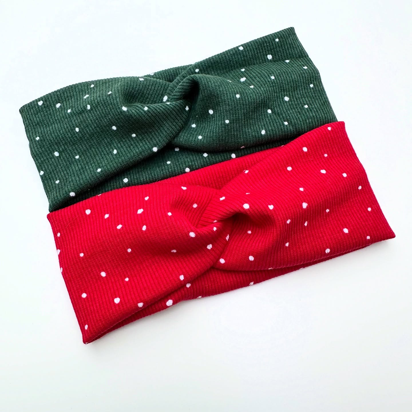 I tyto krásné vánoční úplety najdete na eshopu ve výprodeji. Tyto tečky jsou z bio úpletu. #celenkovice #biouplet #celenka #vanoce #vanocnicas